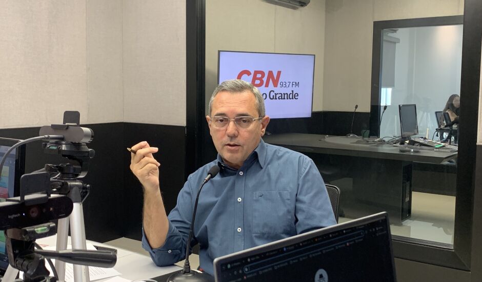 Colunista Edir Viégas durante participação no Jornal CBN Campo Grande.