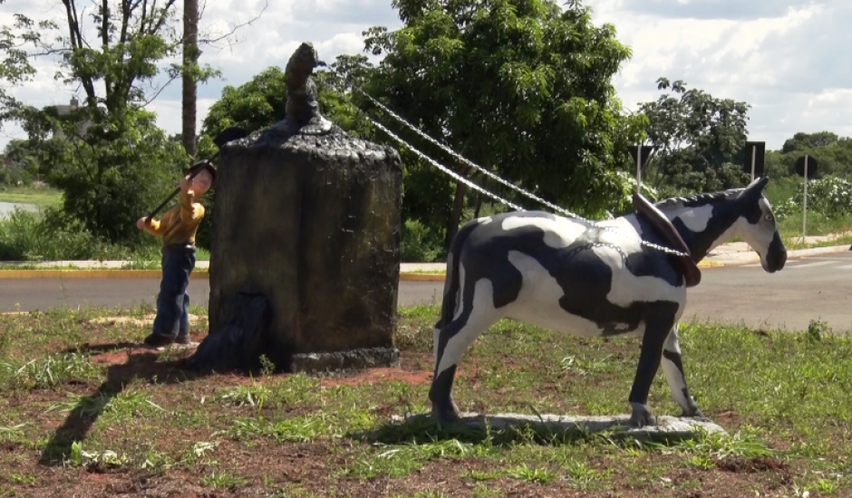 Escultura homenageia os oleiros em Três Lagoas.