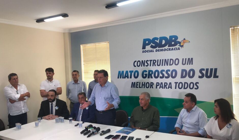 Marconi Perrilo falando à imprensa ao lado de Reinaldo Azambuja