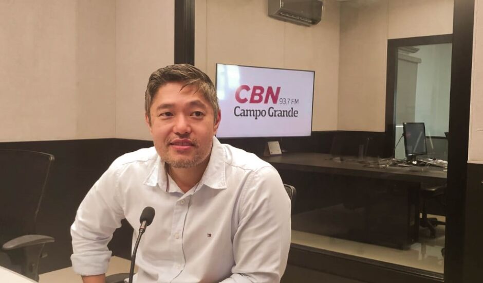 Bruno Nakao, otorrinolaringologista no estúdio da rádio CBN CG 