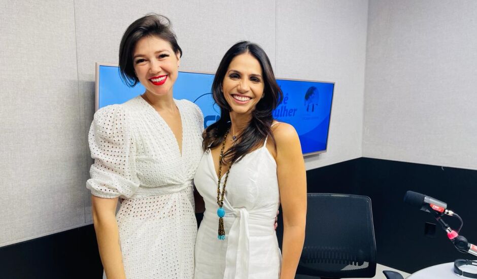 A apresentadora Juliana Gambim e a ginecologista Rita Tavares no estúdio CBN CG.
