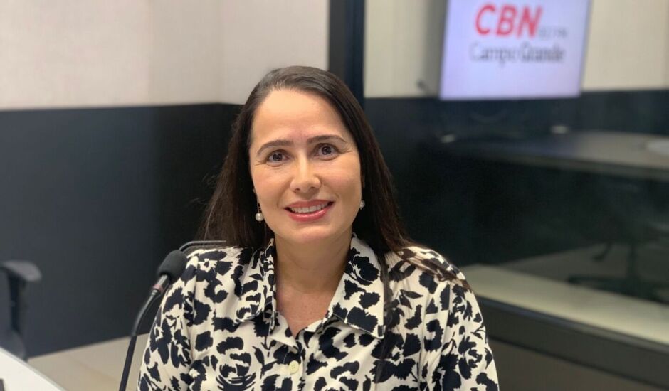 Ana Luiza Lourenço, secretária do Bem-Estar Aninal no estúdio da rádio CBN-CG