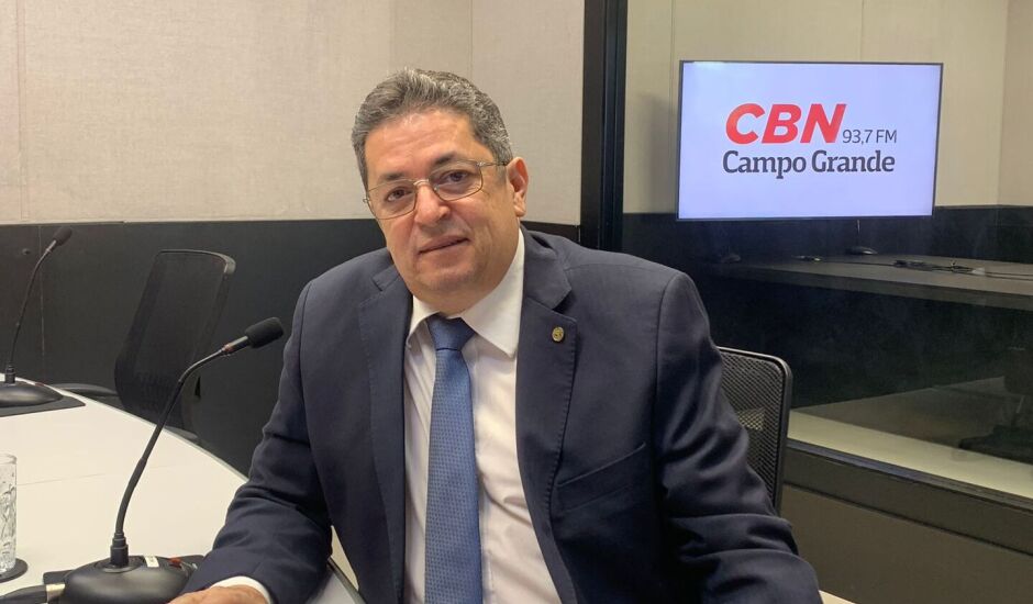 Otacílio dos Santos Nunes, presidente do CRC/MS no estúdio da rádio CBN CG