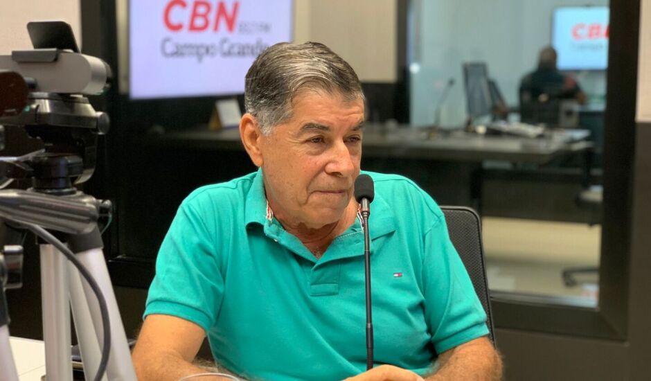 Natálio Abrahão no estúdio da rádio CBN CG