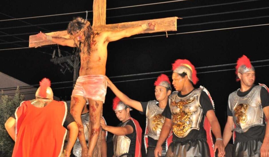 A encenação retrata a crucificação e a ressurreição de Jesus Cristo