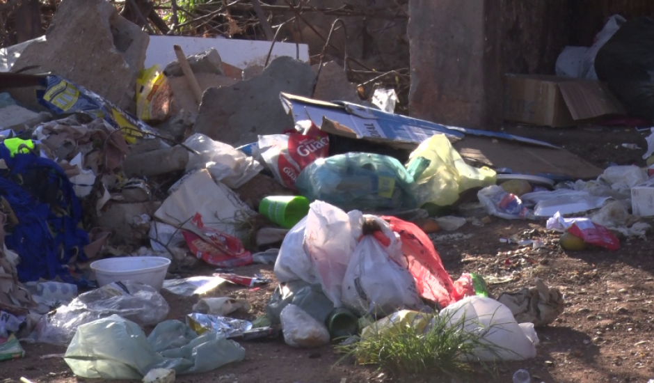 População tem enfrentado diversos problemas devido ao lixo doméstico e até móveis velhos que são deixados de forma inadequada nas vias públicas.