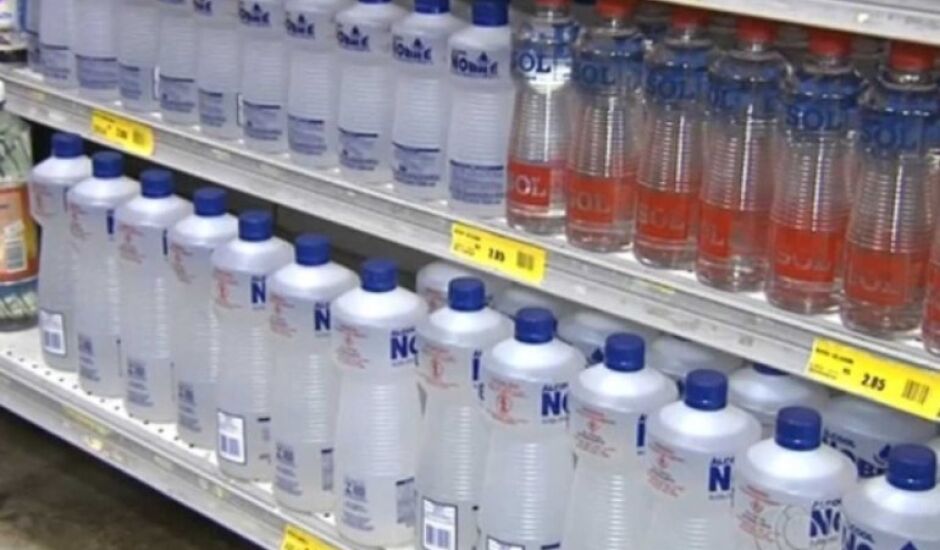 Farmácias, supermercados e demais estabelecimentos comerciais têm até 30 de abril para esgotar os estoques de álcool líquido 70%.