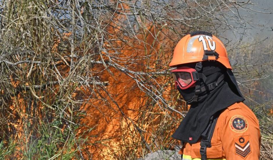 Com ações preventivas e bases avançadas, bombeiros de MS atuam no combate a incêndios florestais no Pantanal