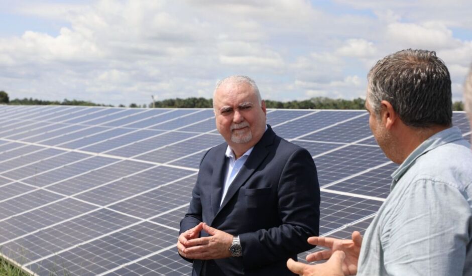 Presidente do TJMS, Des. Sérgio Fernandes Martins, avaliando a usina fotovoltaica do Tribunal