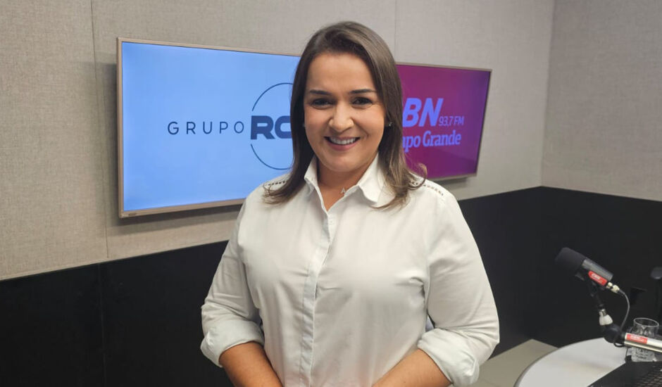 Adriane Lopes (PP), prefeita da Capital, no estúdio da rádio CBN Campo Grande