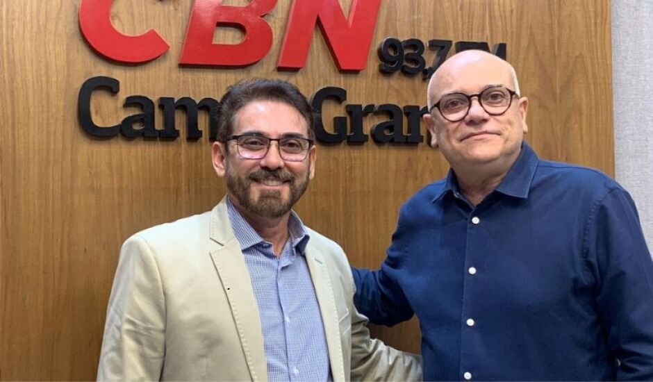 José Lacerda Brasileiro, diretor-técnico da Instemed, e José Marques no estúdio da rádio CBN-CG
