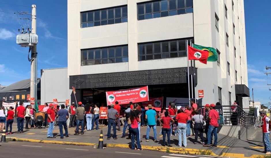 Manifestantes do MST concentrados em frente à sede do Instituto Nacional de Colonização e Reforma Agrária (Incra)