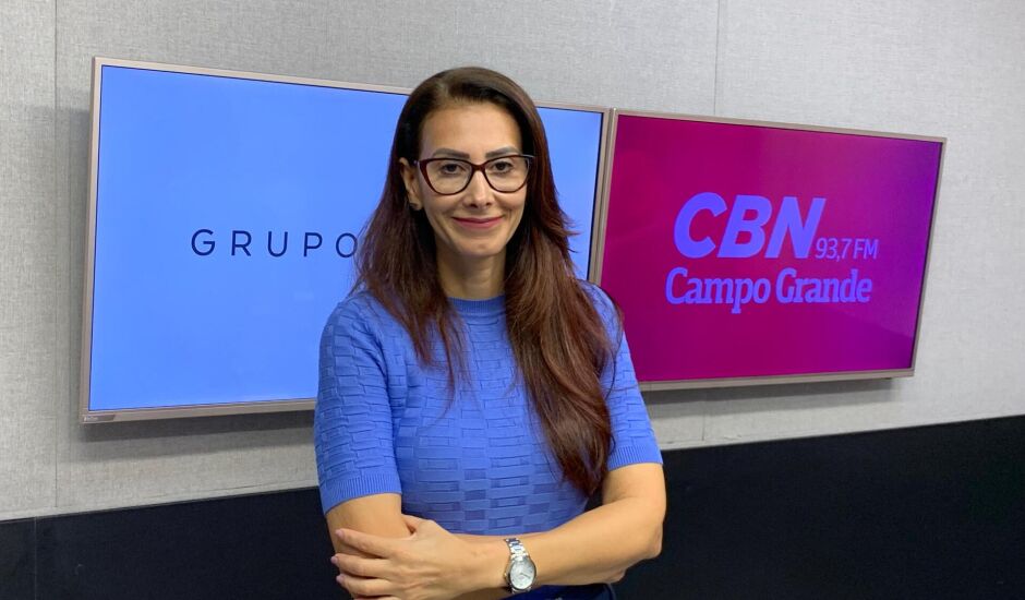 Betânia Kelly Rodrigues no estúdio da rádio CBN-CG