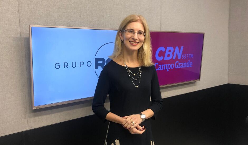 Jordana Duenha Rodrigues, diretora de Educação Profissional do Senac MS no estúdio da rádio CBN-CG 