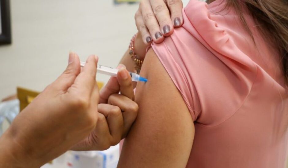 Criança e adolescente de 6 a 16 anos podem se vacinar até 30 de abril.