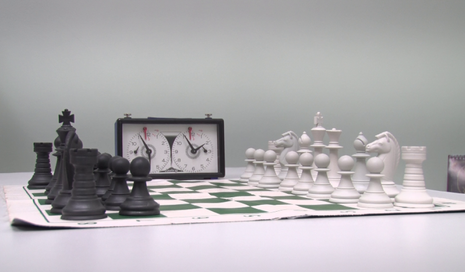 Cientificamente comprovado, o jogo de xadrez traz inúmeros benefícios para a mente de crianças, adultos e idosos.