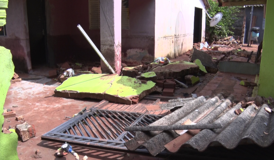 Casas no bairro Jardim Alvorada foram alagadas e, duas delas, tiveram os muros derrubados.