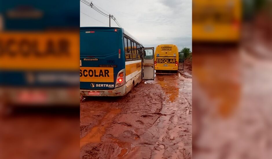 Chuvas deixam ruas alagadas, árvores caídas e casas inundadas em vários bairros de Três Lagoas e zona rural.