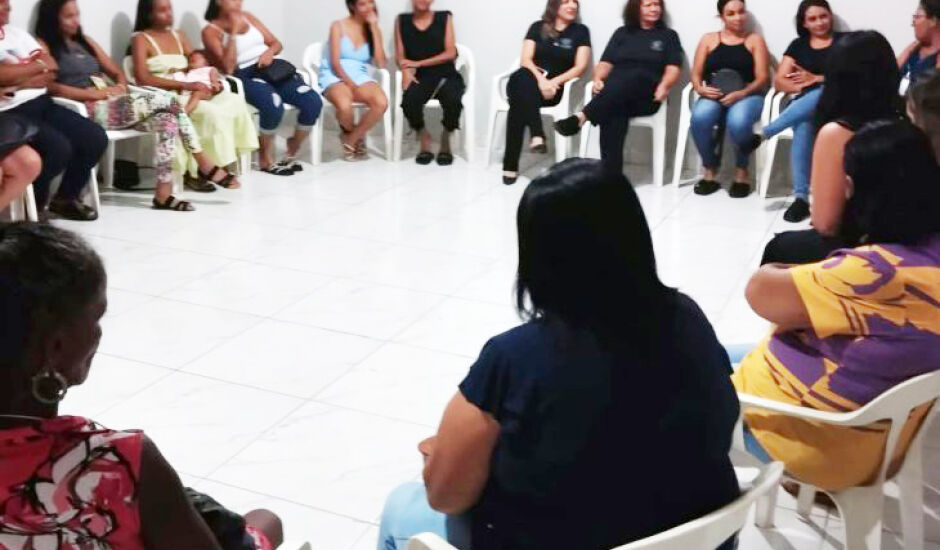 Mulheres participam do projeto "Entre Elas".