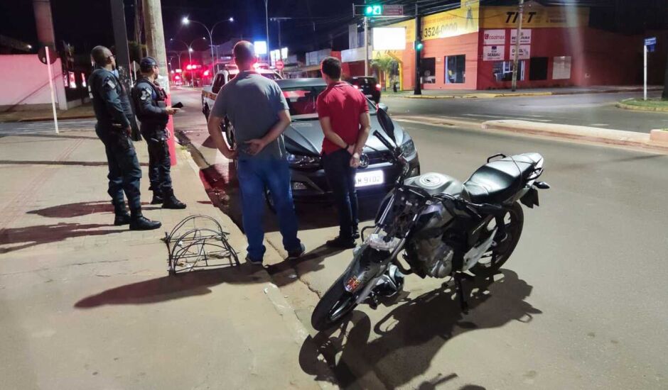 Moto teria parado em baixo do carro e vítima não teve ferimentos graves.