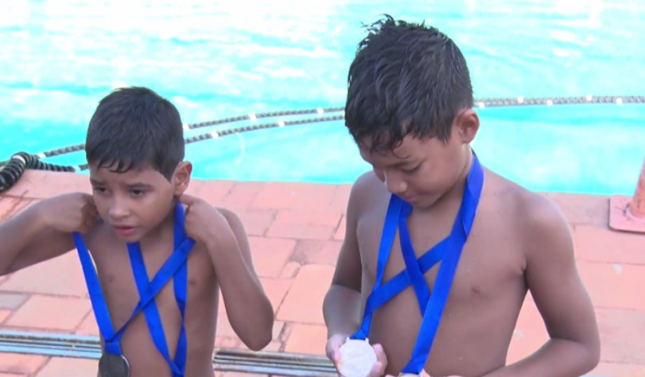 Os dois atletas fazem parte do projeto esportivo de natação em Três Lagoas.