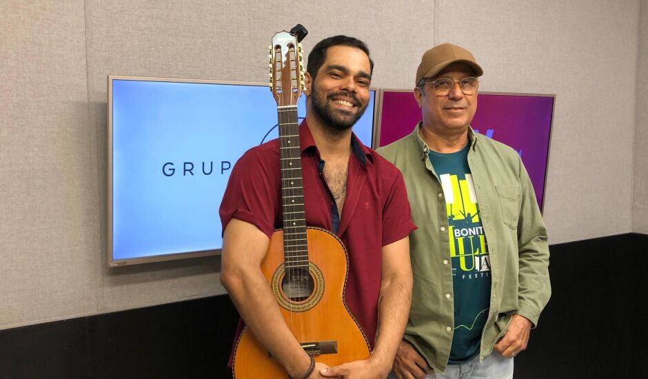 Renato Mendes (vermelho) e Afonso Rodrigues Jr no estúdio da rádio CBN-CG