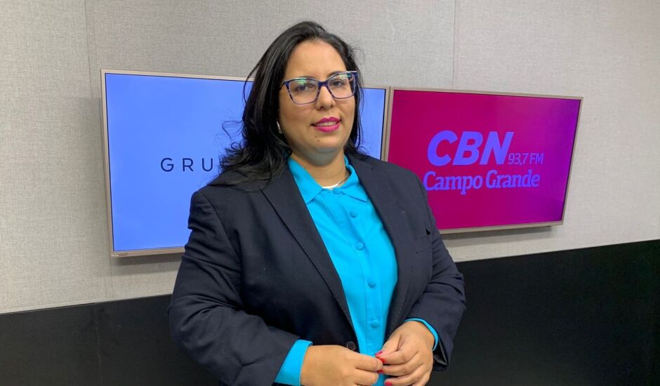 Camila Marques no estúdio da rádio CBN-CG