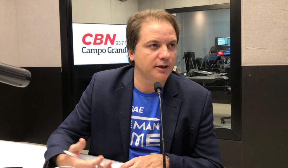 Claudio Mendonça no estúdio da rádio CBN-CG