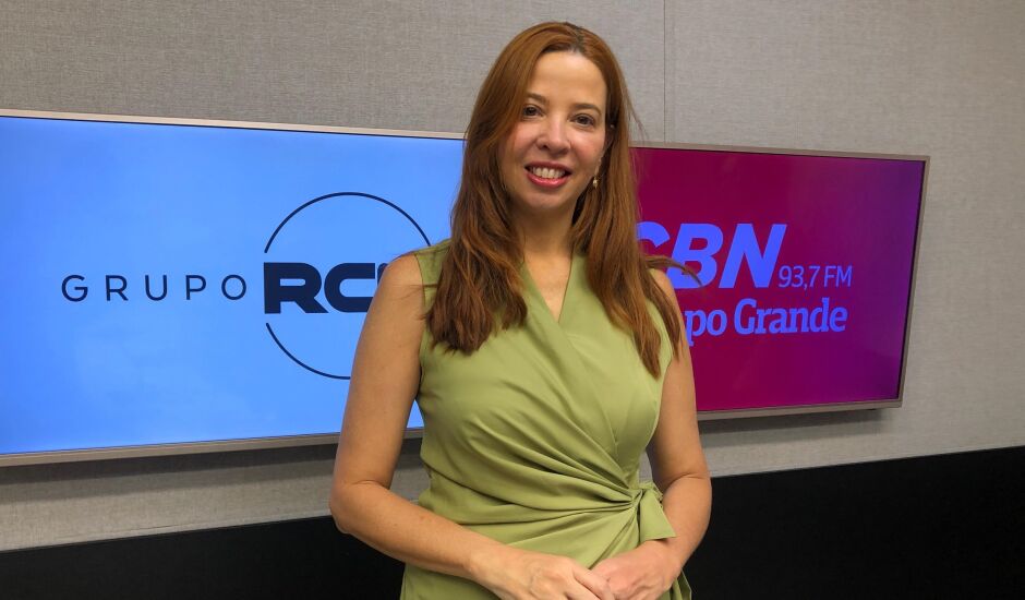 Déa Marisa Brandão Cubel Yule, juíza do trabalho, no estúdio da rádio CBN-CG