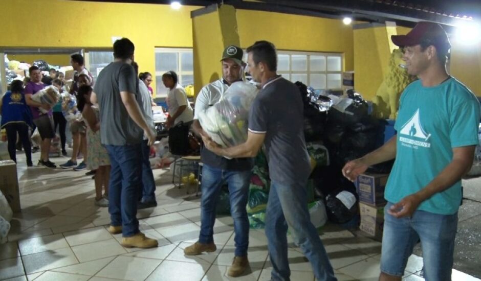 Na noite de quinta-feira (9), mais dois veículos deixaram a cidade com toneladas de doações.