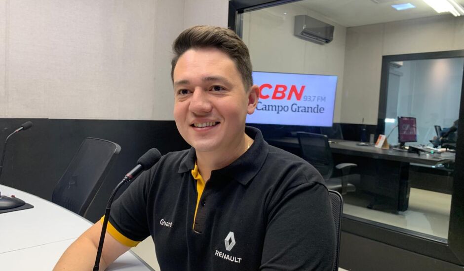 Douglas Laranjeiras no estúdio da rádio CBN-CG