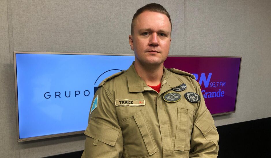 Subcomandante Metropolitano do Corpo de Bombeiros, Capitão BM Eduardo Tracz, no estúdio da rádio CBN-CG