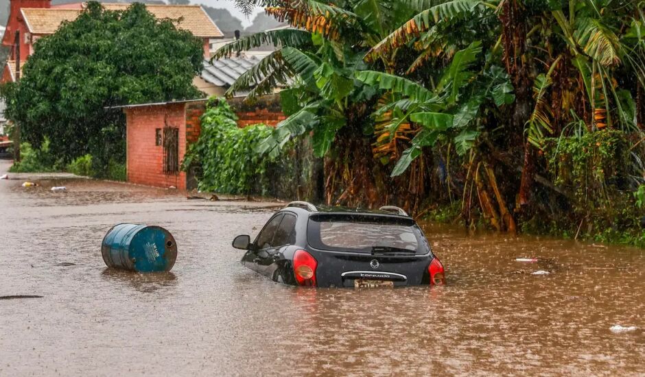 Estragos causados pelas enchentes no Rio Grande do Sul geram discussões sobre ações paliativas e preventivas