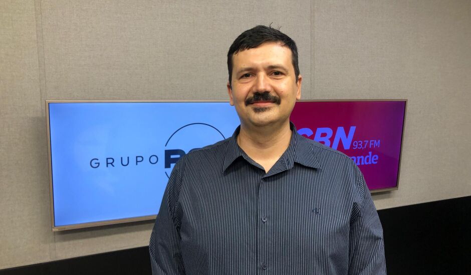 Cirurgião cardiovascular, Eduardo Carlos Ribeiro Lopes, no estúdio da rádio CBN-CG