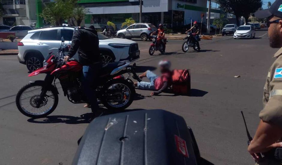 Agentes de trânsito registravam um acidente entre moto e carro, quando duas motos colidiram na frente das equipes, na avenida Eloy Chaves, em Três Lagoas.
