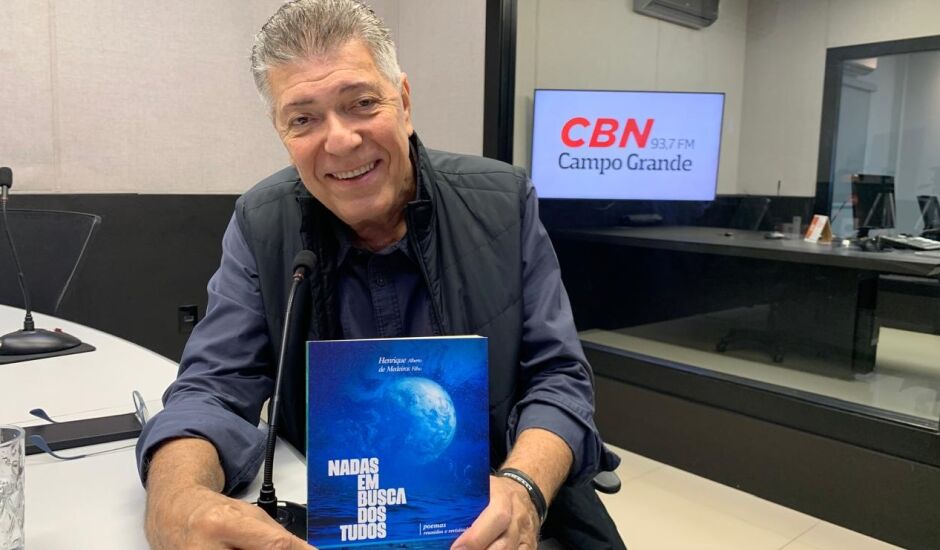 Henrique de Medeiros no estúdio da rádio CBN-CG