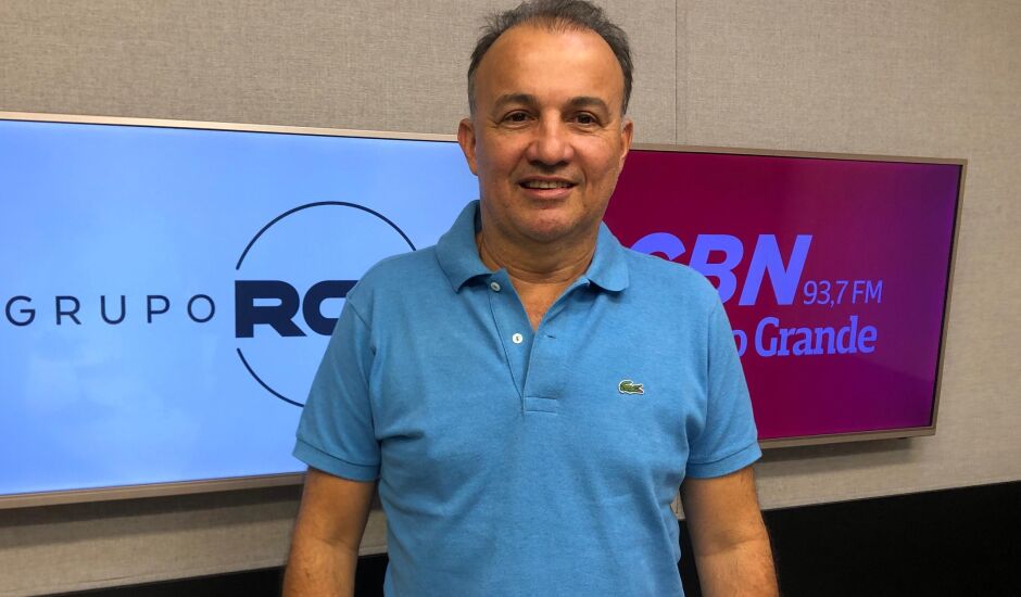 José Olavo no estúdio da rádio CBN-CG