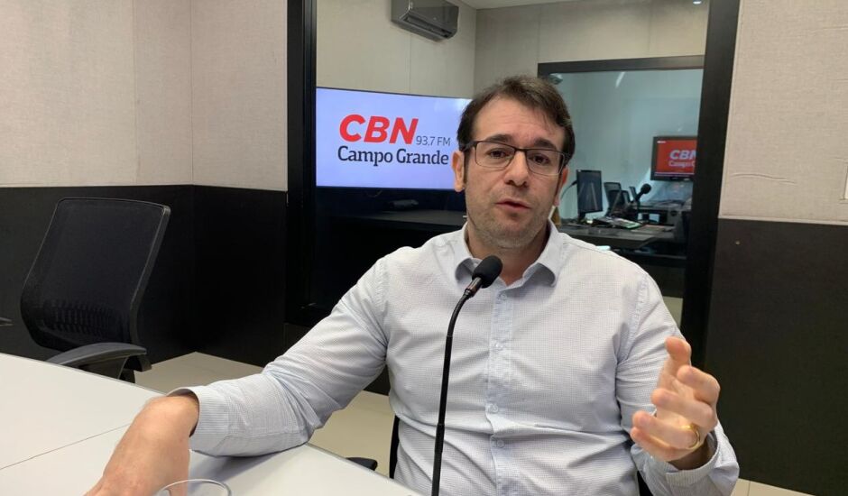 Marcos Blini Pereira no estúdio da rádio CBN-CG