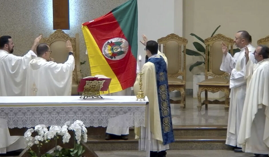 Momento de oração ao povo gaúcho na missa em Nova Andradina