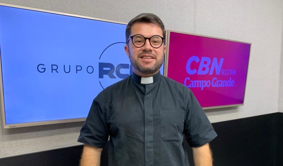 Padre Cléber Brugnago Rosa no estúdio da rádio CBN-CG