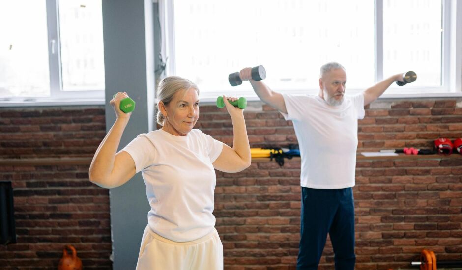 Prática de regular de exercícios de musculação trazem inúmeros benefícios à saúde