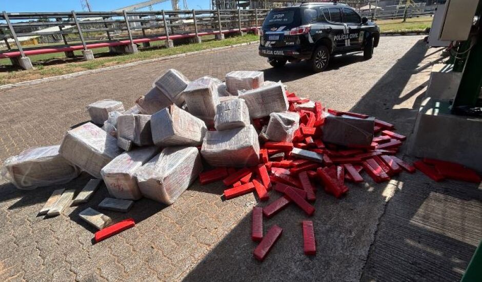 Polícia Civil incinera 1,6 toneladas de maconha em Três Lagoas com apoio da Perícia Técnica e Vigilância Sanitária.