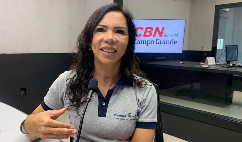 Tatiana Leite Pereira no estúdio da rádio CBN-CG