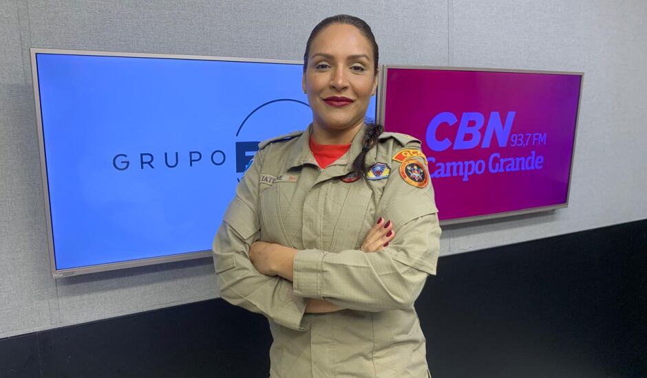Diretora de Proteção Ambiental do Corpo de Bombeiros de MS, tenente-coronel, Tatiane de Oliveira no estúdio da rádio CBN-CG