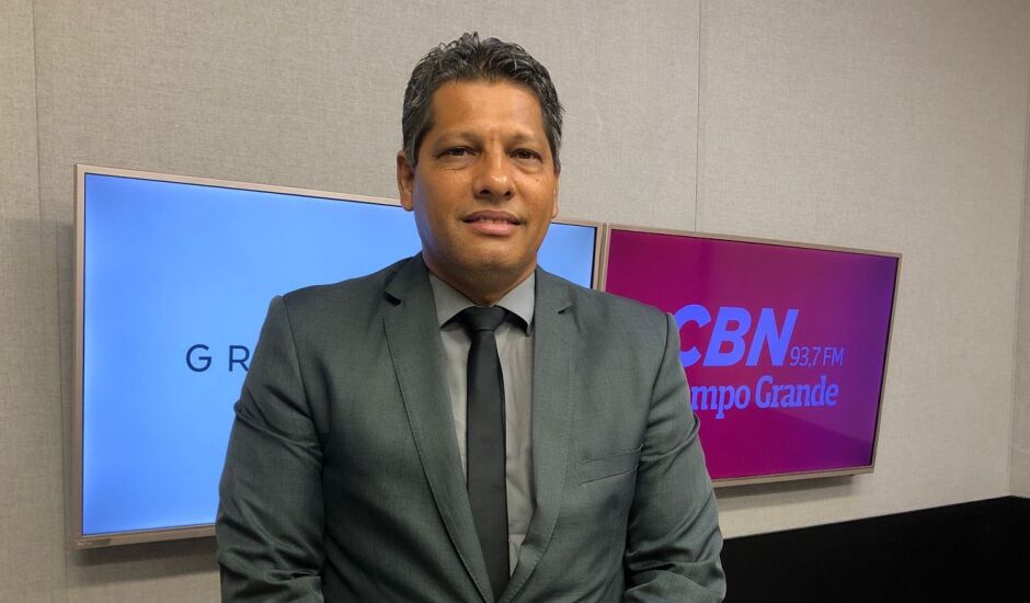Zumilson Custódio da Silva no estúdio da rádio CBN-CG