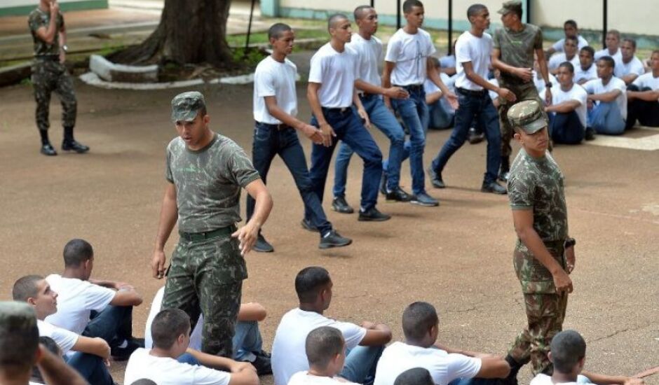 O não comparecimento acarretará multas previstas nos Artigos da Lei do Serviço Militar.