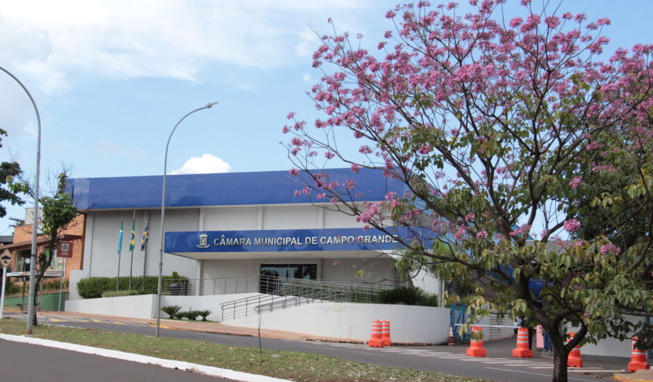 Na Câmara Municipal de Campo Grande, dois vereadores acionaram órgãos para que investiguem os gastos. 