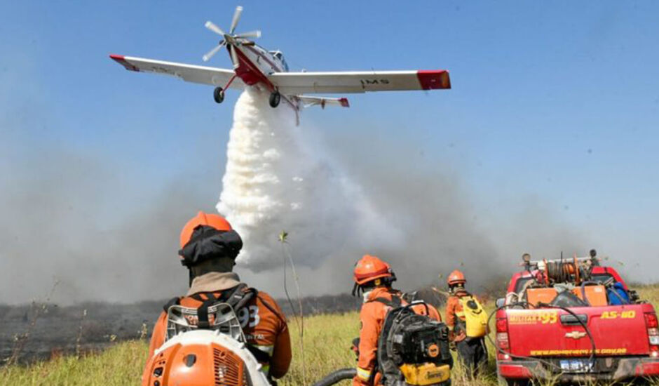 Combate aos incêndios por terra e pelo ar na região pantaneira, onde a situação já está fora de controle