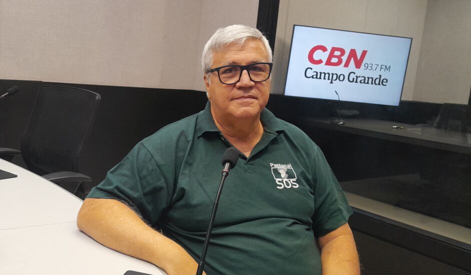 Felipe Dias no estúdio da rádio CBN-CG