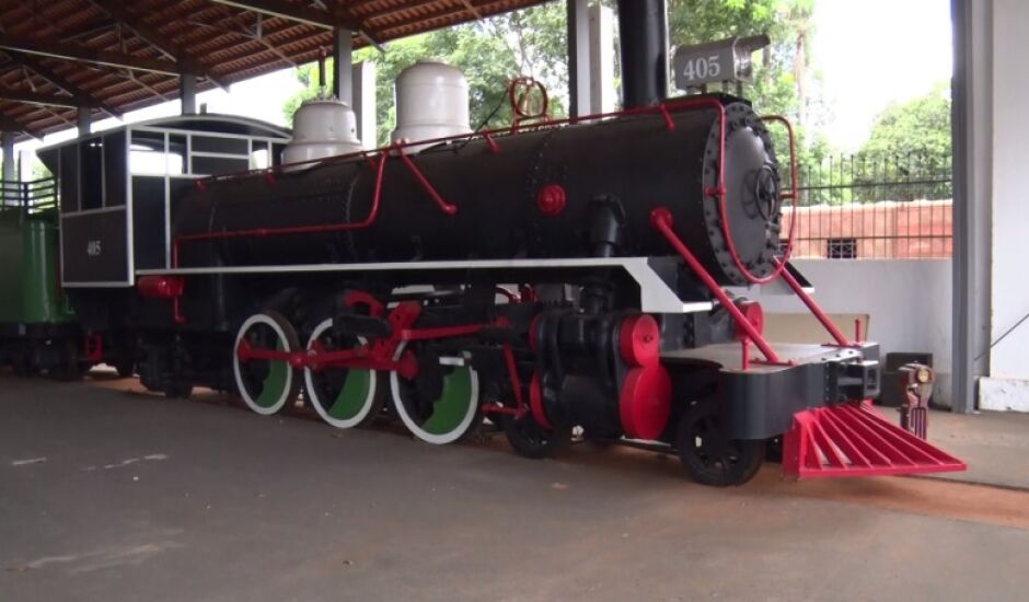 Locomotiva Maria Fumaça foi restaurada e está no antigo barracão da ferrovia.